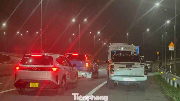 Nhiều tài xế phấn khởi khi trở thành người đầu tiên trải nghiệm tuyến cao tốc sau nhiều năm chờ đợi.