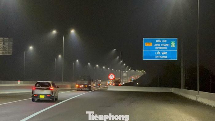 Dòng xe từ hướng Quốc lộ 51 vào cao tốc Bến Lức - Long Thành trong những phút đầu tiên thông tuyến. Ở chiều ngược lại, từ miền Tây đi Đồng Nai, các phương tiện vào tuyến trễ hơn. Tuy nhiên, từ giữa đêm, nhiều xe khách, xe tải chở hàng và ô tô gia đình cũng đã có mặt, chờ thời điểm được đi thông toàn tuyến.