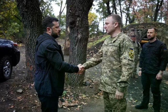 Tổng thống Ukraine Volodymyr Zelensky đến thăm các binh sĩ tại tiền tuyến gần Lyman ngày 30/9. Ông được chào đón bởi Tổng tư lệnh các Lực lượng Vũ trang Ukraine Mykhailo Drapaty (giữa) và Bộ trưởng Quốc phòng Ukraine Yevgeniy Khmara (phải). (Ảnh: Reuters)