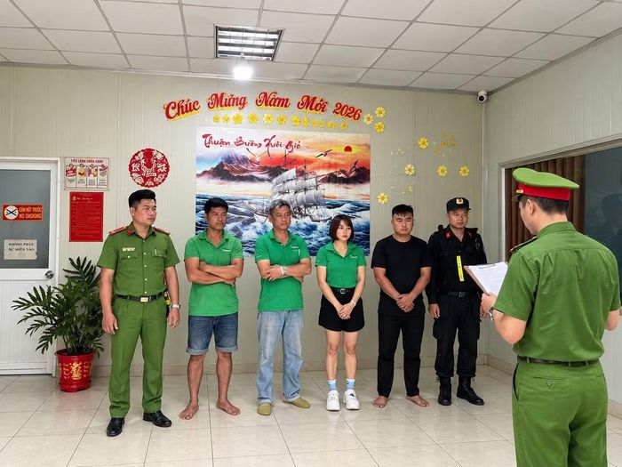 Các đối tượng liên quan trong đường dây sản xuất, buôn bán phân bón giả bị bắt giữ.