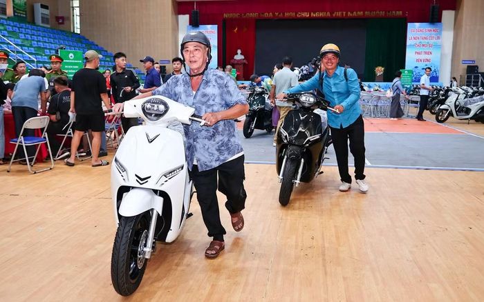 UBND đặc khu tổ chức bàn giao xe máy điện cho người dân làng chài cổ Việt Hải.