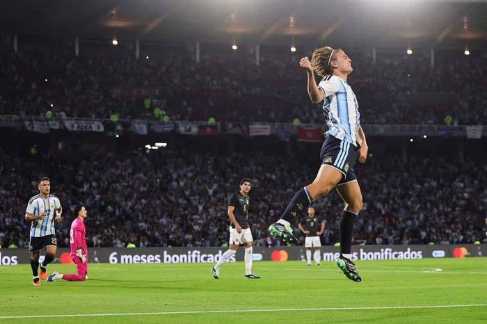  Nico Paz ăn mừng sau khi ghi bàn cho Argentina ở phút 29. 