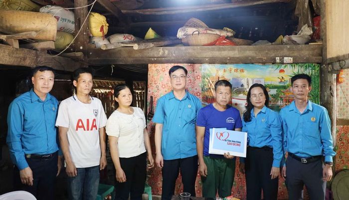 Liên đoàn Lao động thành phố Bắc Ninh thăm hỏi người lao động.