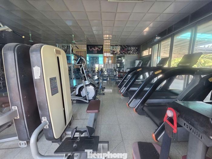 Bên trong vẫn còn các thiết bị phục vụ việc tập luyện.