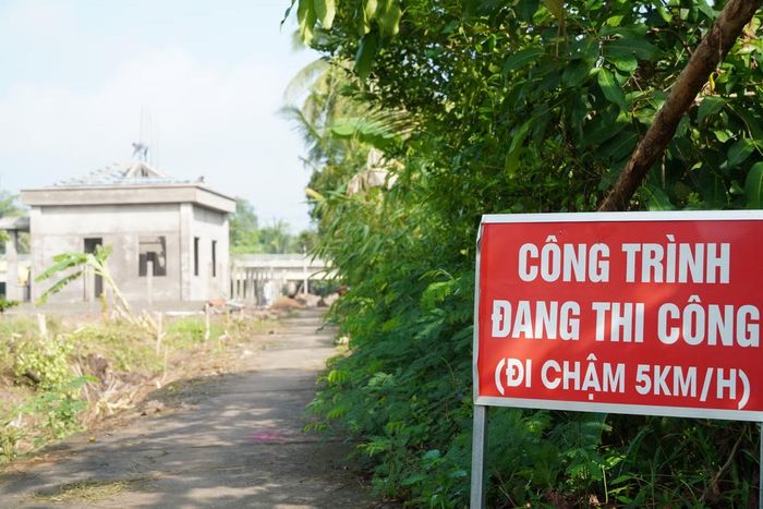  Để bảo đảm tiến độ, chủ đầu tư và nhà thầu ưu tiên thi công các vị trí xung yếu, khu vực có nguy cơ sạt lở, thường xuyên chịu ảnh hưởng của triều cường, để vừa hạn chế xói lở, vừa duy trì điều kiện sản xuất, ngăn triều cường và bảo đảm đi lại cho người dân. 