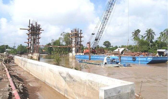 Hệ thống cống đang xây dựng được kỳ vọng giảm đáng kể sự phụ thuộc vào các giải pháp đóng, mở cống thủ công trong mùa khô, giúp kiểm soát nguồn nước sản xuất tốt hơn, ngăn mặn, giữ ngọt.
