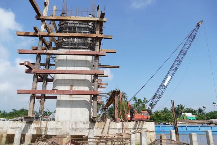 Theo đó, giai đoạn 2 sẽ tiếp tục đầu tư 7 cống, dự kiến hoàn thành trong 4 năm (từ năm 2027). Dự án hướng tới bảo vệ khu vực sản xuất rộng hơn 19.500 ha thuộc các xã Thới An Hội và An Lạc Thôn của TP. Cần Thơ. Các công trình cả 2 giai đoạn của dự án phục vụ kiểm soát nguồn nước cho khu vực dọc bờ Nam sông Hậu với tổng diện tích hơn 38.700 ha.