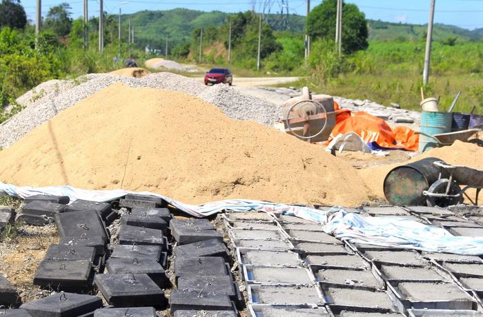 Vật liệu xây dựng để trên đường trung tâm xã Kon Braih gây cản trở giao thông địa phương.