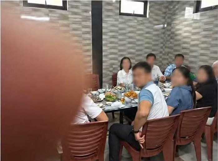 Hình ảnh người dân phản ánh cán bộ có mặt ở quán ăn trong giờ hành chính.