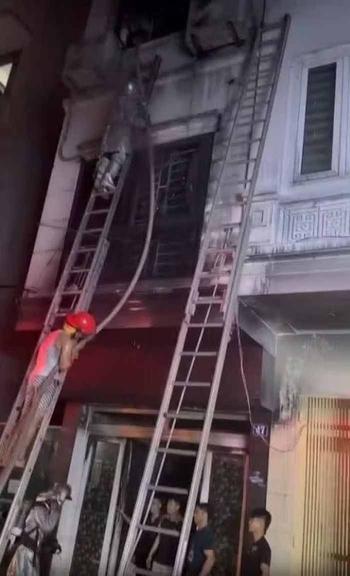 Lực lượng chữa cháy tiếp cận ngôi nhà trong ngõ 131 Hồng Hà.