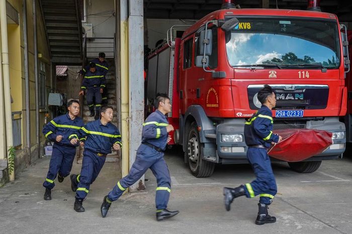 Khi nghe tiếng kẻng báo động vang lên, các cán bộ, chiến sĩ PCCC và CNCH lại bước vào cuộc "chạy đua với thời gian".