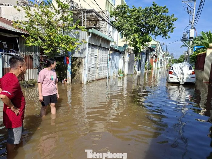 Chị Lê Thị Xuân Thu (43 tuổi) cho biết nước tràn nhanh vào nhà, khiến gia đình không kịp kê đồ đạc, máy tính và tủ lạnh bị ngâm nước, hư hỏng.