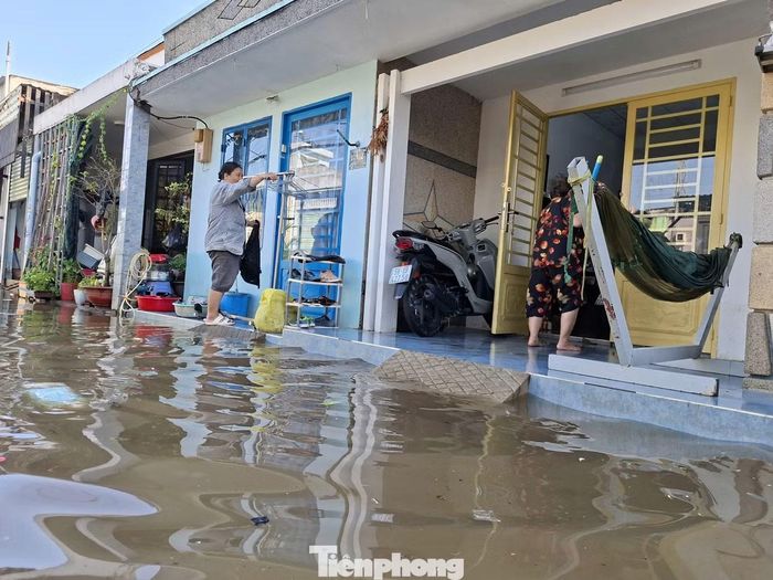 Anh Trần Bình (53 tuổi), sống tại khu vực gần 20 năm, cho biết đây là trận ngập nghiêm trọng nhất anh từng chứng kiến, nước dâng nhanh chỉ chưa đầy nửa giờ đã tràn vào nhiều nhà dân, phòng trọ.