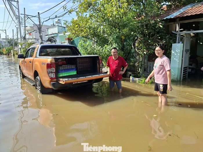 Một số gia đình phải chờ nước rút mới có thể dọn dẹp, vệ sinh nhà cửa.