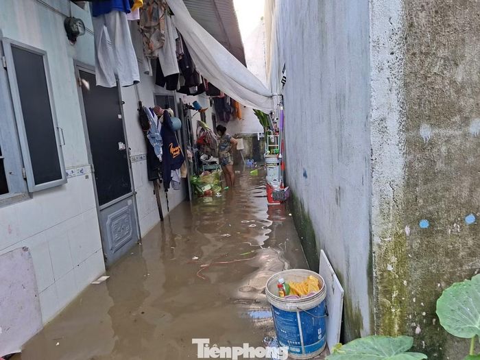 Nước ngập sâu vào dãy phòng trọ tại hẻm 84 đường số 11, phường Thủ Đức.