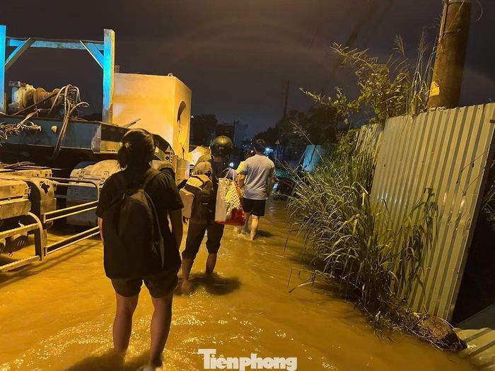 Trao đổi với phóng viên, Đại diện UBND phường Thủ Đức cho biết nguyên nhân ban đầu dẫn đến tình trạng ngập nặng tại khu vực là do mưa lớn kết hợp với triều cường.