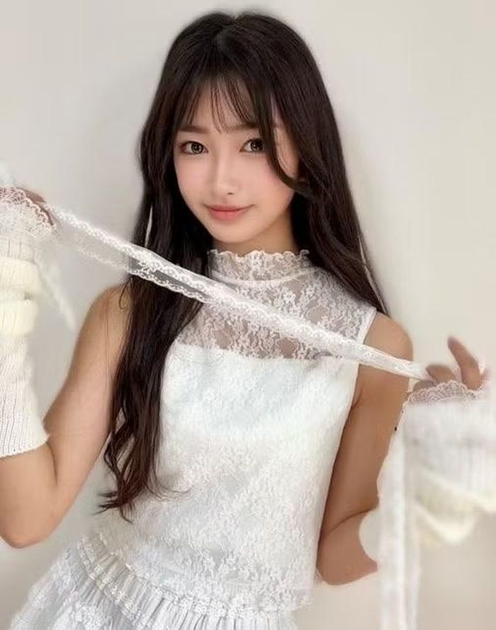 Yoshinaga Honoka vừa là người mẫu, vừa học hát nhảy vì muốn trở thành thần tượng.
