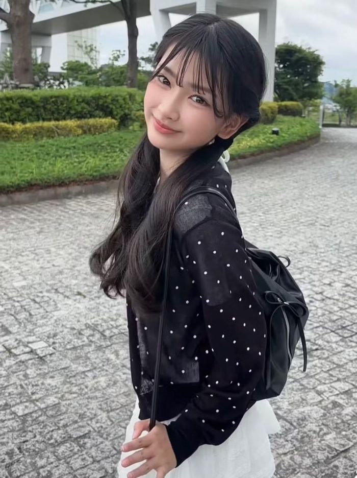 Yoshinaga Honoka tóc đen dài, mắt to, được khen là "Mỹ nhân 13 tuổi đẹp nhất mọi thời đại".
