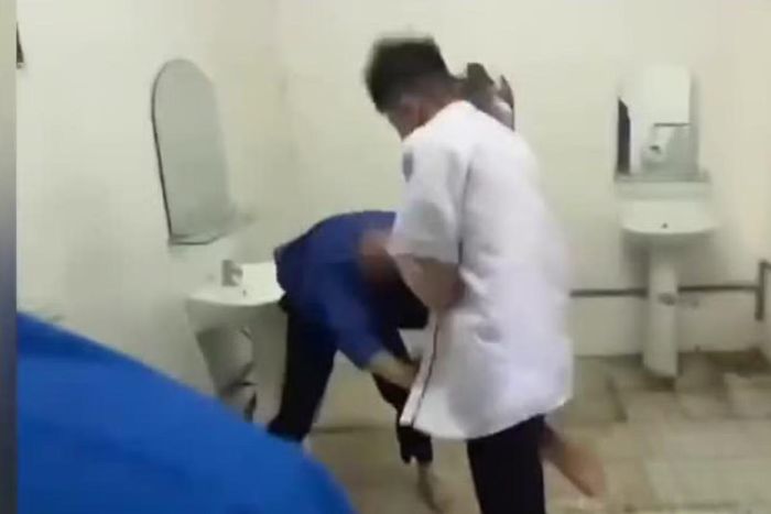 Học sinh T. bị bạn học đánh liên tục vào người và vùng đầu.