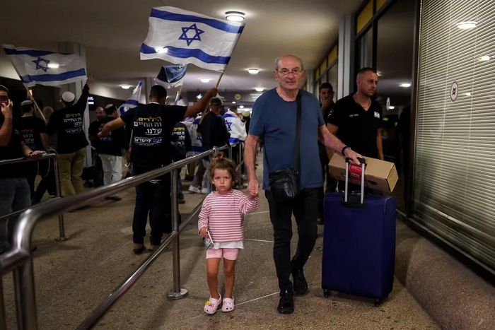 Các hành khách Israel được đưa về nước sau khi may mắn sống sót trong vụ không tặc trên chuyến bay của hãng hàng không Flydubai. (Ảnh: Reuters)