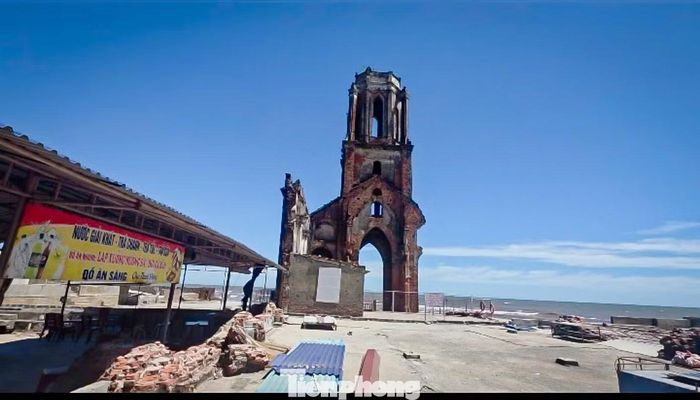 Nhà thờ đổ Hải Lý thực chất là phần còn lại của nhà thờ Trái tim Chúa. Đây là công trình có giá trị lịch sử, kiến trúc gắn với quá trình hình thành và phát triển của làng chài Xương Điền xưa.