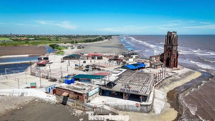 Theo thống kê, dọc bờ biển Hải Tiến có 23 công trình xây dựng trái phép, trong đó 12 công trình là nhà hàng, cơ sở kinh doanh ăn uống, chủ yếu tập trung quanh khu vực Nhà thờ đổ Hải Lý; các công trình còn lại phục vụ nuôi trồng thủy sản. Đây đều là những công trình được người dân xây dựng, lắp đặt để phục vụ hoạt động sản xuất, kinh doanh, dịch vụ.