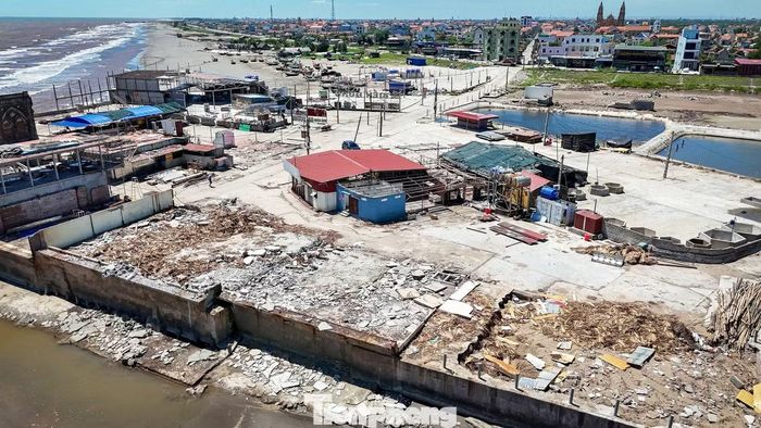  Ghi nhận của Tiền Phong tại Nhà thờ đổ Hải Lý, hàng loạt công trình ven biển nằm sát nhà thờ đang được khẩn trương tháo dỡ. 