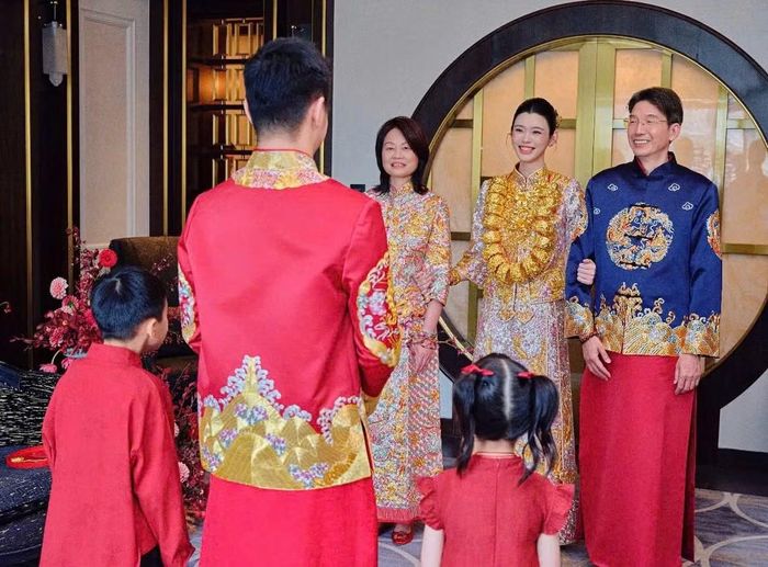 Hà Du Quân và Hề Mộng Dao mặc trang phục cưới truyền thống Trung Quốc trong lễ kính trà cha mẹ. Ảnh: IG