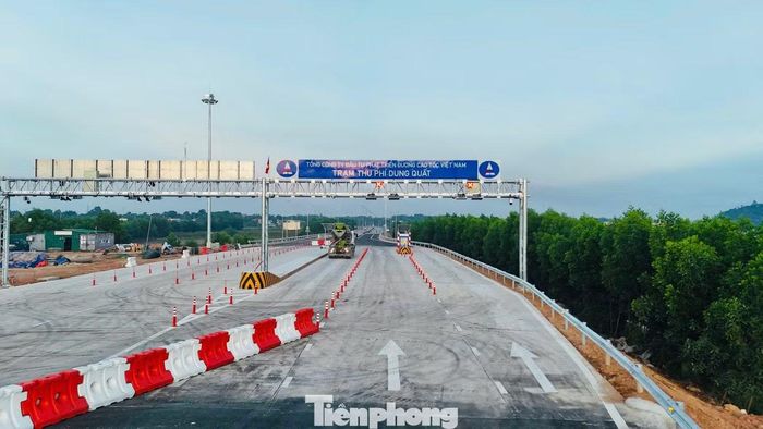 Trạm thu phí Dung Quất tại nút giao.