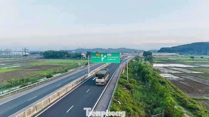 Biển chỉ dẫn lối ra đã hoàn thiện trên cao tốc.