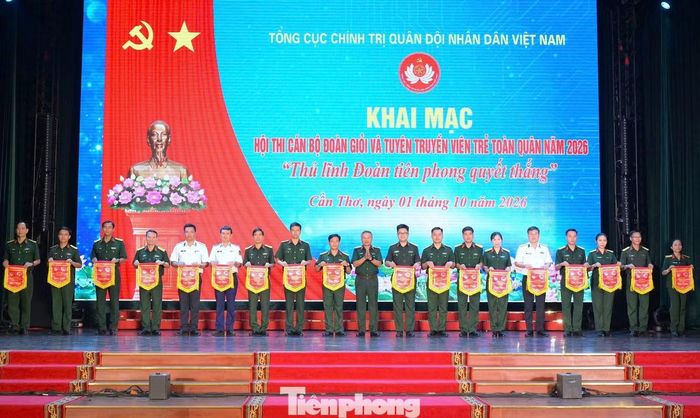 Thượng tướng Lê Quang Minh trao cờ lưu niệm tặng các đội thi.