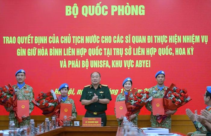 Thượng tướng Lê Quang Đạo - Phó Tổng Tham mưu trưởng Quân đội nhân dân Việt Nam, trao các Quyết định cho 4 sĩ quan.