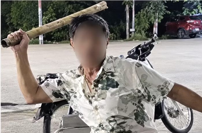 Bảo vệ nhà hàng cầm ông nứa. Ảnh cắt từ video clip.