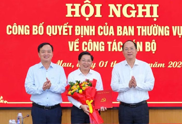 Ông Nguyễn Hồ Hải - Bí thư Tỉnh ủy (bìa phải) và ông Huỳnh Quốc Việt - Phó Bí thư Tỉnh ủy Cà Mau, trao quyết định cho ông Đặng Văn Dũng.