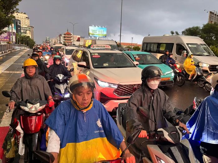 Mưa lớn kèm lượng phương tiện đông khiến việc di chuyển qua khu vực này gặp nhiều khó khăn.