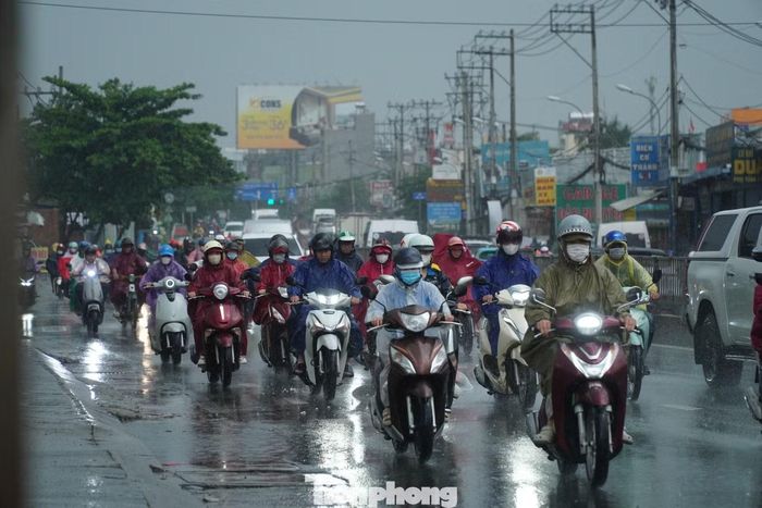 Tại Quốc lộ 13, đoạn qua phường Hiệp Bình, mưa cũng trút xuống khá lớn.