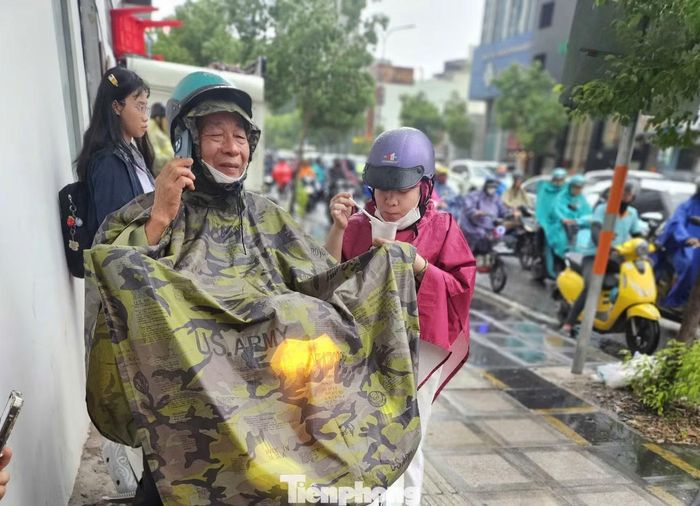 Ghi nhận trên đường Nam Kỳ Khởi Nghĩa, mưa mỗi lúc một nặng hạt. Nhiều người đi xe máy phải tấp vào lề đường, mặc áo mưa hoặc tìm nơi có mái che để tránh mưa.