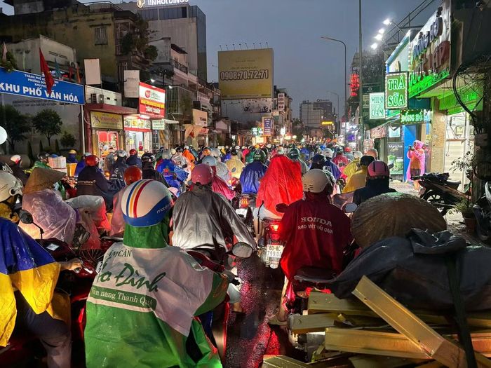 Dòng ô tô, xe máy nối đuôi nhau, có thời điểm các phương tiện gần như phải nhích từng chút.
