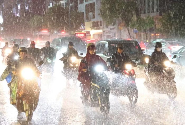 Mưa lớn khiến nhiều tuyến đường khu vực trung tâm TPHCM đông nghẹt. Trên đường Nam Kỳ Khởi Nghĩa, dô tô, xe máy nối dài, giao thông di chuyển chậm.