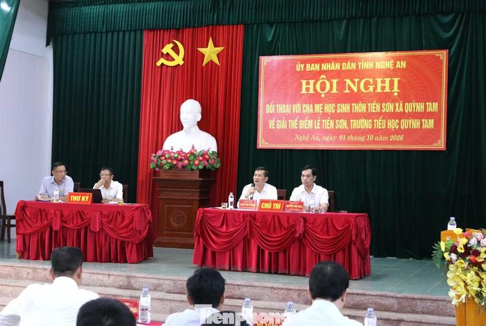 Phó Chủ tịch UBND tỉnh Nghệ An Thái Văn Thành và ông Nguyễn Văn Khoa - Giám đốc Sở GD&ĐT Nghệ An chủ trì buổi đối thoại.