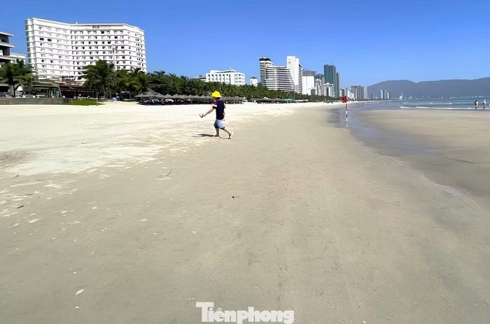 Bãi biển được làm sạch khẩn trương để phục vụ người dân, du khách.