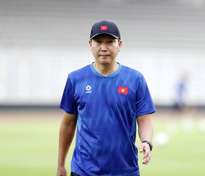 HLV Kim Sang-sik tỏ ra trầm tư, có lẽ vì ông hiểu áp lực đang dâng cao sau trận thua Thái Lan 0-2