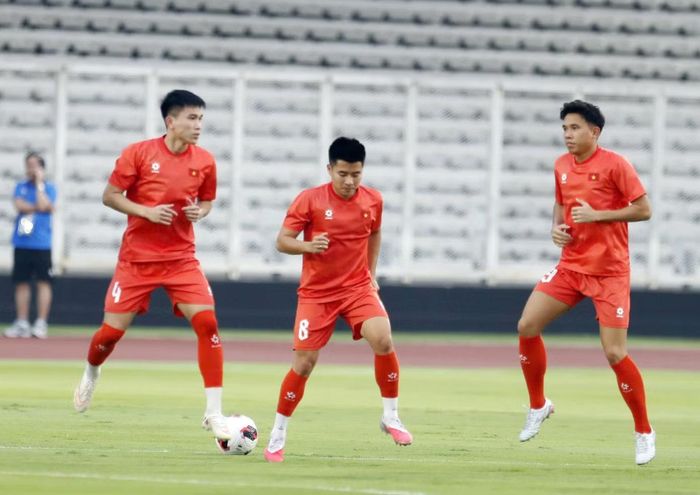 Các tiền vệ trung tâm được yêu cầu giữ vai trò “trạm trung chuyển”, ưu tiên những đường chuyền ngắn đập nhả nhằm kéo giãn cự ly đội hình Pakistan, tránh rơi vào những pha đấu tay đôi bất lợi về mặt thể hình.