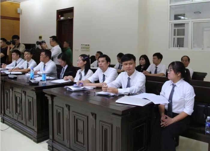 Các luật sư bào chữa cho bị cáo.
