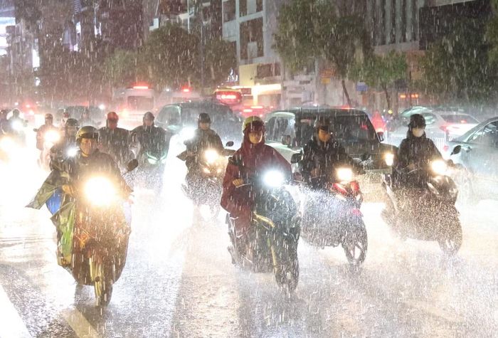 Những ngày qua, TPHCM liên tục có mưa lớn vào chiều tối và gây ngập nhiều tuyến đường. Ảnh: Ngô Tùng