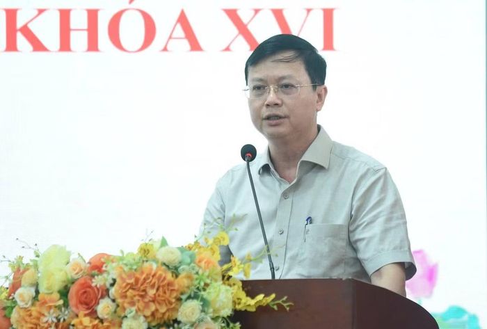  Giám đốc Sở GD&ĐT TP Hà Nội Nguyễn Văn Hiền thông tin với cử tri. Ảnh: T.A. 