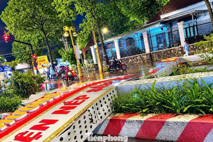 Đến khoảng 20h, cổng chào được tháo dỡ, mặt đường được dọn dẹp để phương tiện lưu thông trở lại. Ảnh: Bạn đọc cung cấp