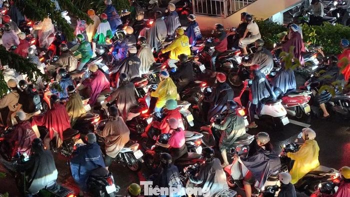 Hướng từ cầu Sài Gòn về nút giao Hàng Xanh ùn tắc nghiêm trọng, các phương tiện gần như "chôn chân". Ảnh: Khoa Nam