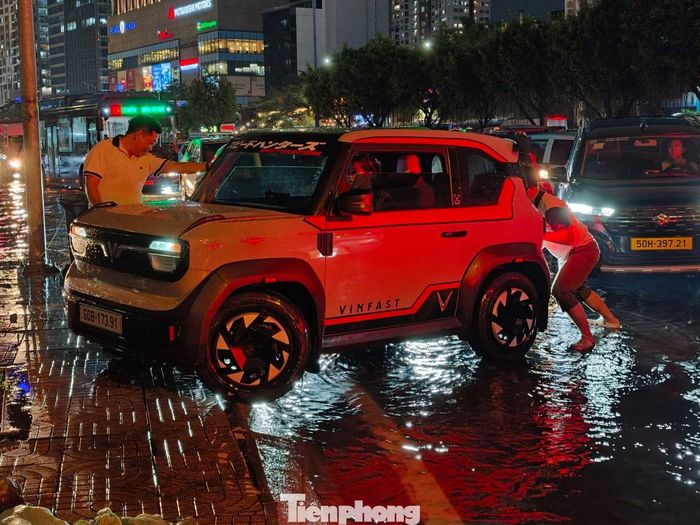 Đường ngập sâu, nước lâu rút khiến hàng loạt phương tiện chết máy trên đường. Ảnh: Khoa Nam