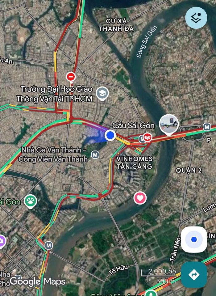 Bản đồ giao thông trên Google Maps đỏ rực, cho thấy nhiều tuyến đường quanh khu vực Hàng Xanh đến cầu Sài Gòn ùn tắc sau mưa lớn. Ảnh: Nguyễn Tiến